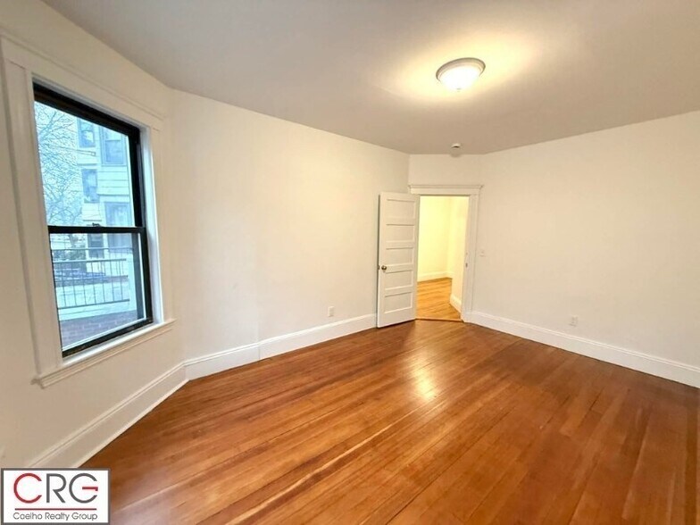 Building Photo - 19 University Rd