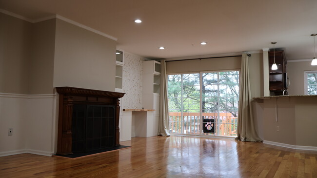 Building Photo - 45 Bristol Ct