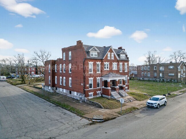 Building Photo - 2102 Adelaide Ave