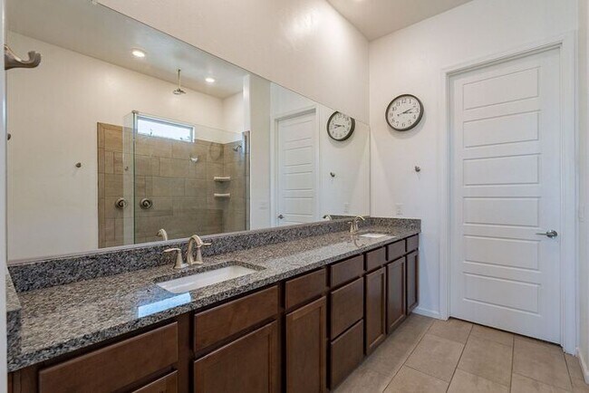 Building Photo - Bright & Spacious 4-Bed Home with 3-Car Ga...