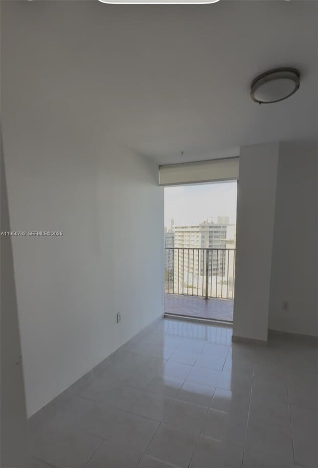 Building Photo - 1450 Brickell Bay Dr