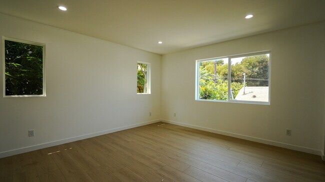 Building Photo - 130 W 59th Pl