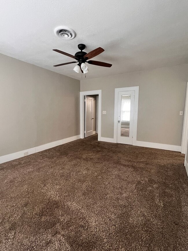 Building Photo - Spacious 3 Bedroom 2 Bath