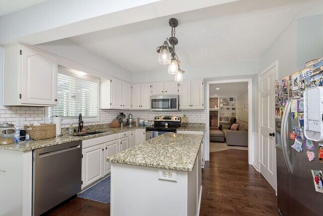 Building Photo - Lovely 4 Bedroom 2 Bath Home in Carmel!