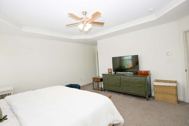 Building Photo - "Charming 3-Bed Home with Granite Elegance on Nessee Street, Fayetteville!"