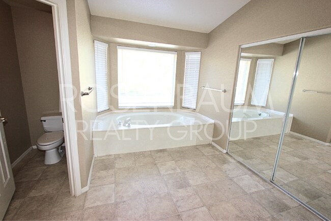 Building Photo - Gorgeous 5-bedrooms, 3-baths home in Super...