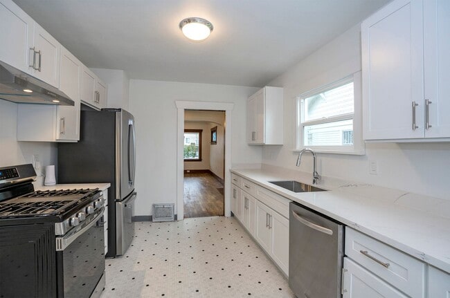 Building Photo - 4 Bedroom Craftsman Style House in Tacoma
