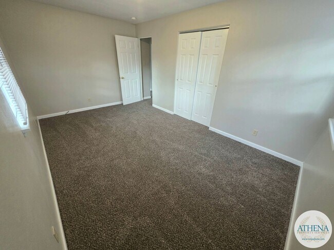 Building Photo - 3 Bedroom / 1 Bath House - SIZABLE YARD & W/D INCLUDED