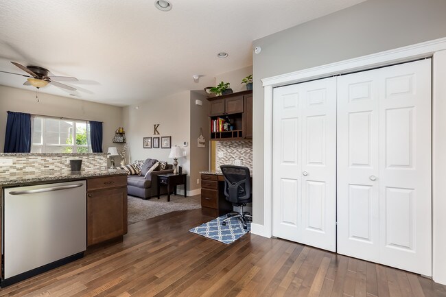 Building Photo - 723 Cox Ct