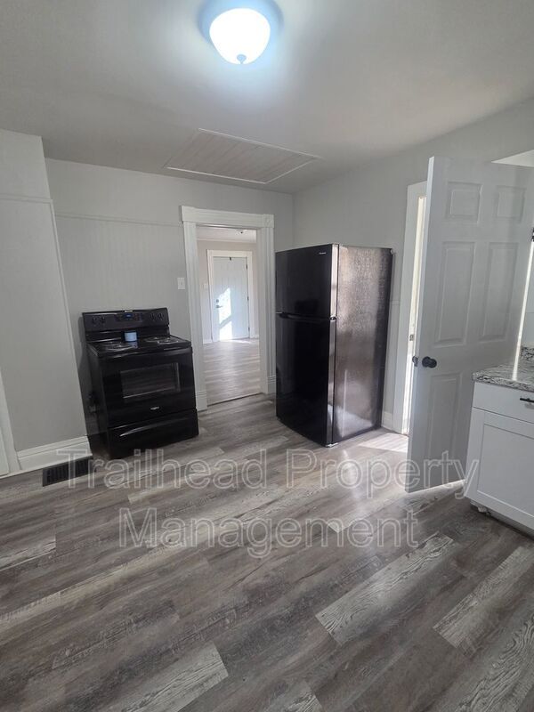 Building Photo - 1024 Roosevelt Ave