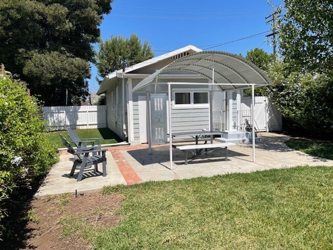 Building Photo - 2 bedroom 1 bath Brea $3200