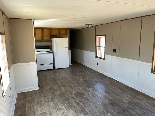 Building Photo - 3 Bed, 1.5 Bath mobile home located in Sta...