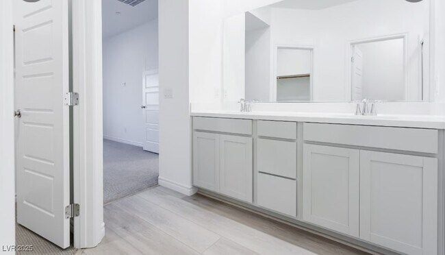 Building Photo - 600 Carriage Hill Dr