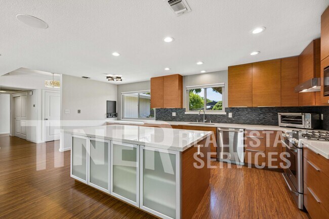 Building Photo - 5541 Ivanhoe Way