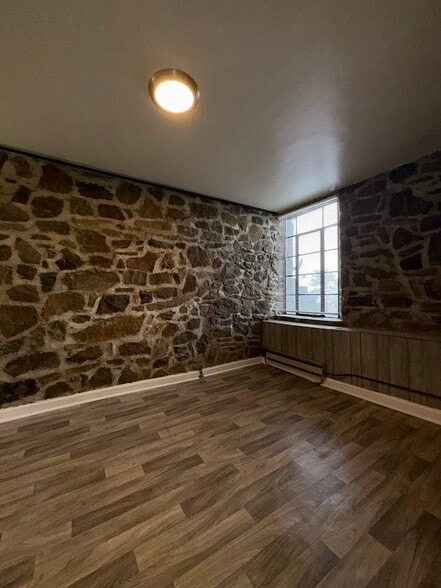 Building Photo - 1559 S Lininger Dr