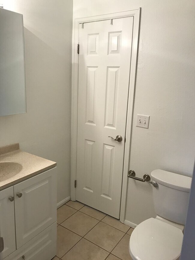 Building Photo - Beautifully Updated Townhome in Prime Loca...
