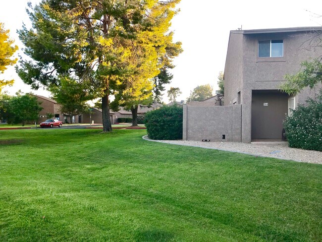 Corner Unit, Beautiful Grounds - 264 E Betty Elyse Ln