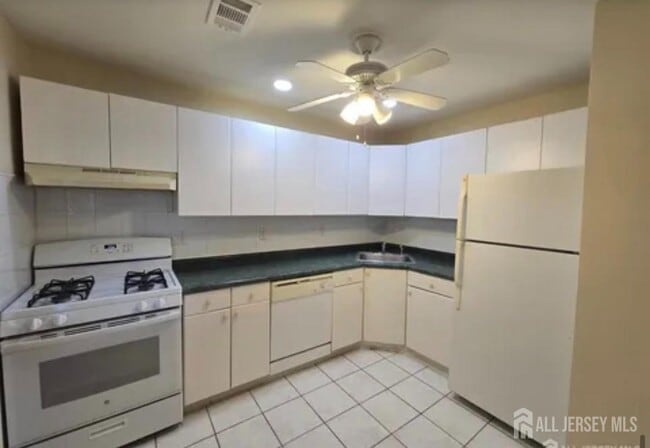 Building Photo - 334 College Dr