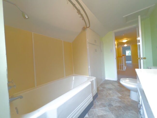 Building Photo - Country living 5 bed w/RV parking and 3 car garage!