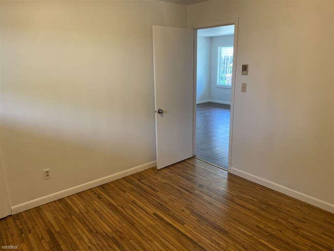 Building Photo - 2 br, 1 bath Triplex - 515 East Carlisle A...