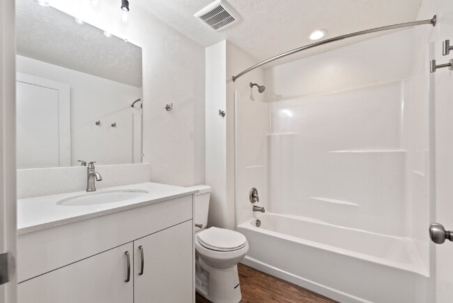Building Photo - "Discover Comfort & Style: Spacious 3-Bed,...