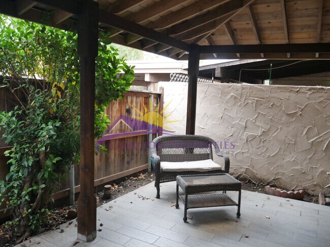 Building Photo - 3 Bed 2.5 Bath 1,380 sqft Townhome in Carmichael