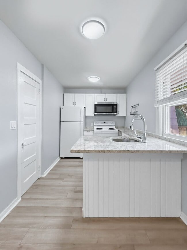 Building Photo - 1115 Highland St N