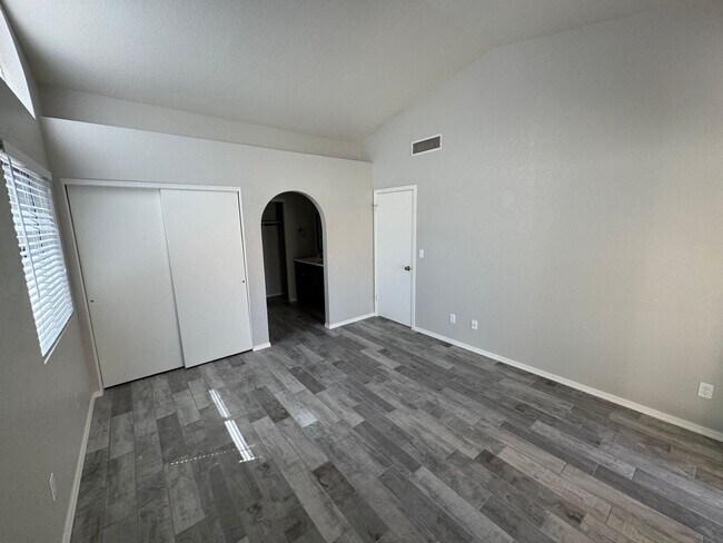 Building Photo - 1119 N Carriage Ln