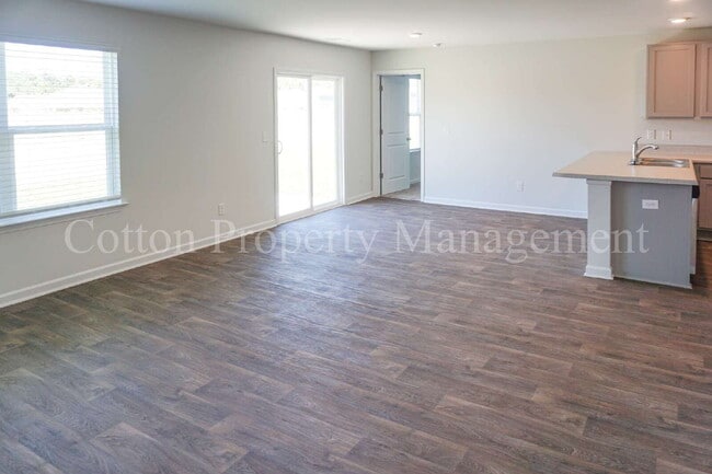 Building Photo - 602 Draymore Dr NE