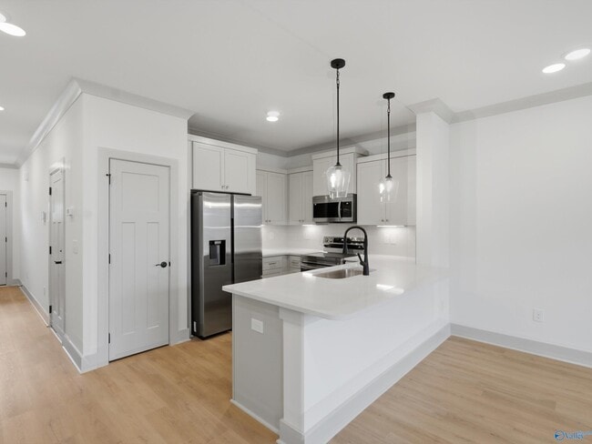 Building Photo - 8 Whispering Oak Dr SW