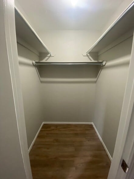 Building Photo - 10047 S Fairview Dr