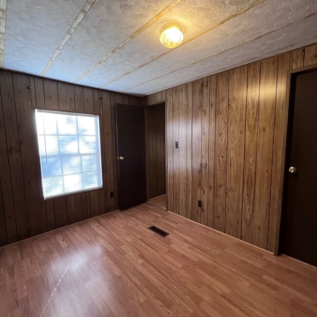 Building Photo - 282 Pete Martin Dr