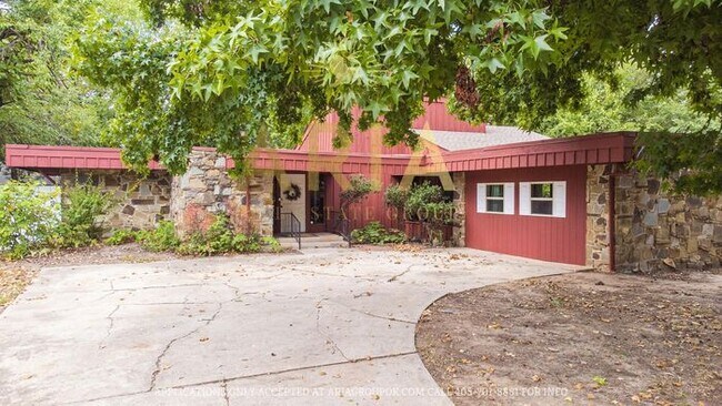 Building Photo - Unique 3 bed/2 bath Property with HUGE Bon...