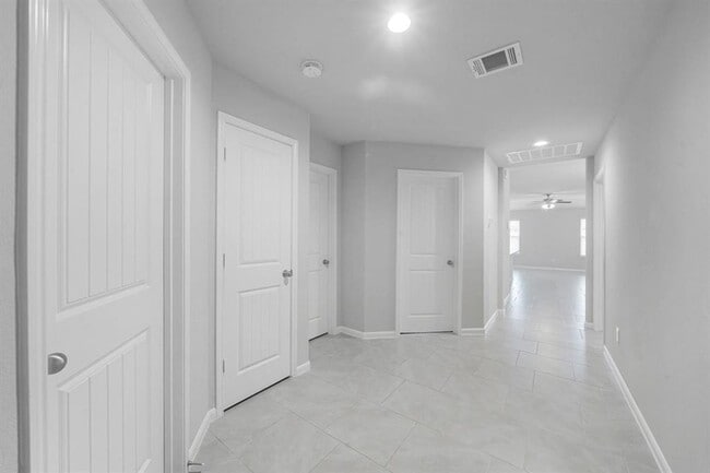 Building Photo - 2130 Mirror Ridge Ct