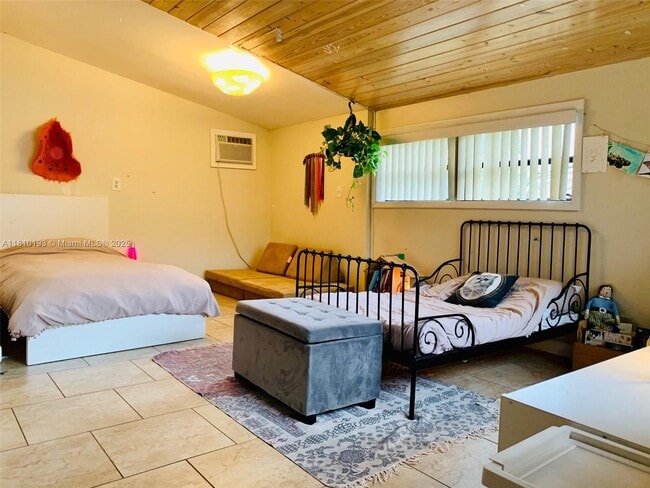 Building Photo - 9910 Bahama Dr