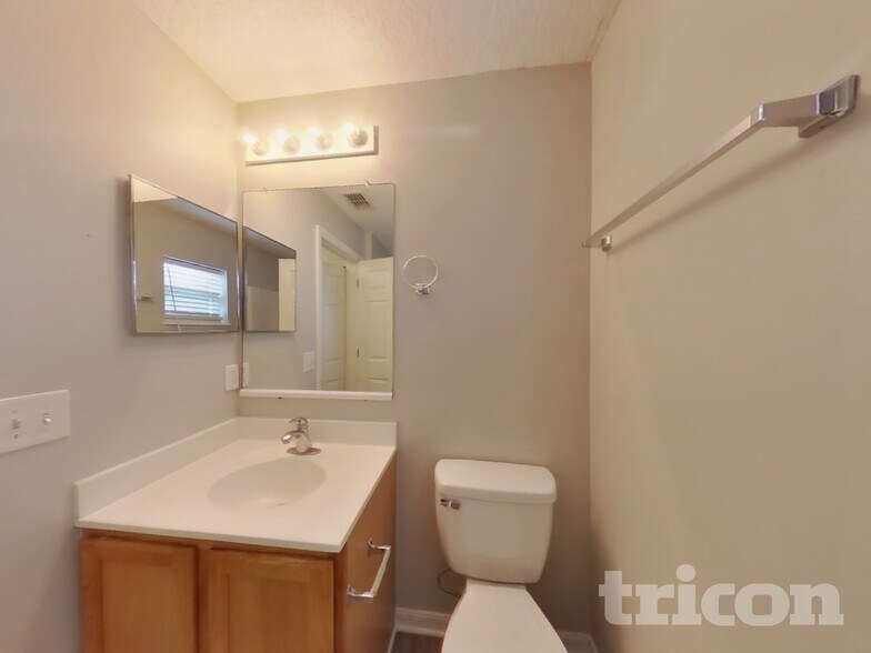 Building Photo - 11960 Cherry Creek Rd