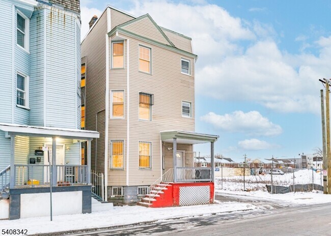 Building Photo - 528 S 13th St