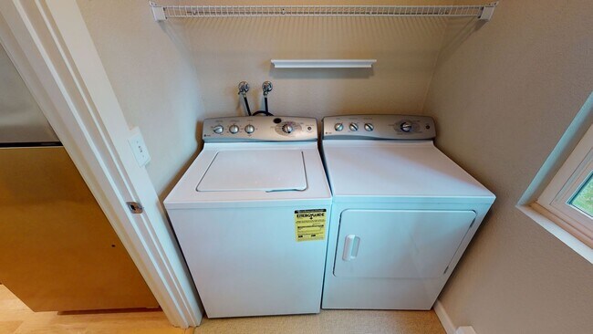 Building Photo - Charming 2-2 Condo in Moss Bay – Available April 5