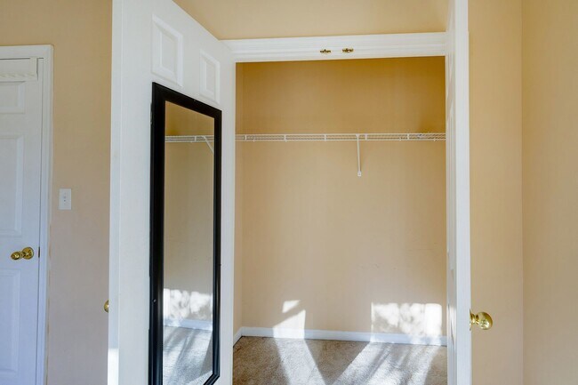 Building Photo - Luxury Townhome in the Heart of the Kentlands