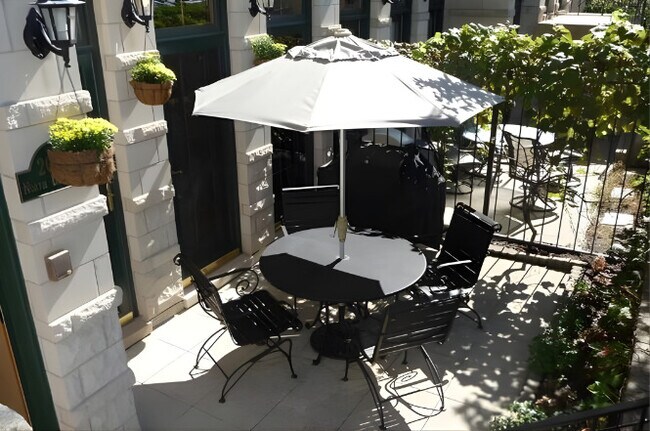 Building Photo - 2039 N Lincoln Ave