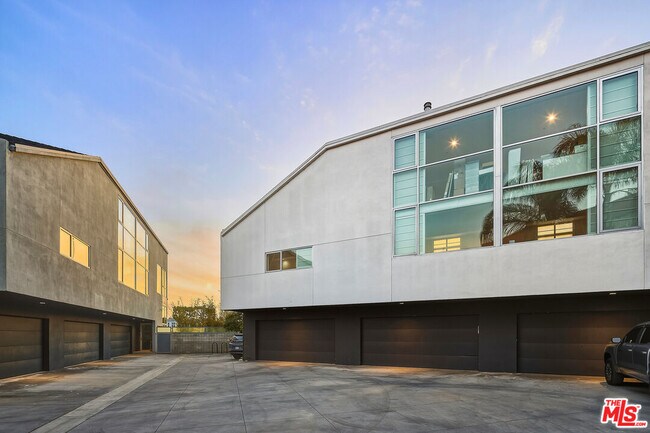 Building Photo - 2100 Abbot Kinney Blvd