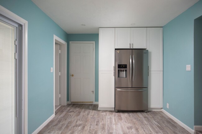 Building Photo - Move-In Ready 3/2 with Driveway & Backyard...