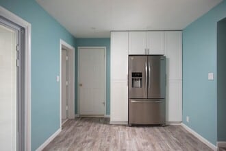 Building Photo - Move-In Ready 3/2 with Driveway & Backyard...