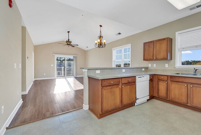 Building Photo - Spacious 2 Bed / 2 Bath Condo in Carolina ...