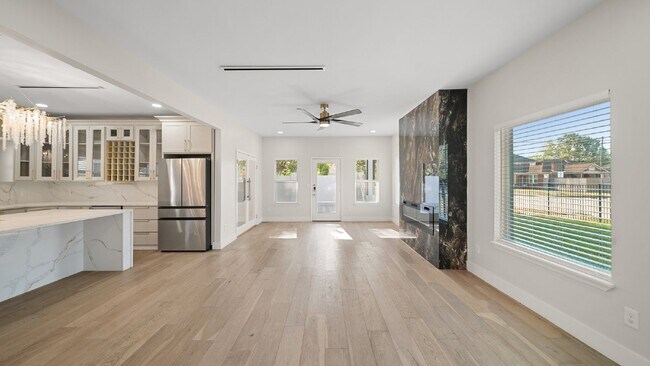 Building Photo - One of a Kind Luxury Home Close to Downtown Houston!