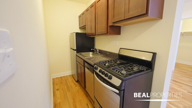Building Photo - 818 W Diversey Pkwy