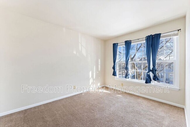 Building Photo - 726 Pine Tree Ct
