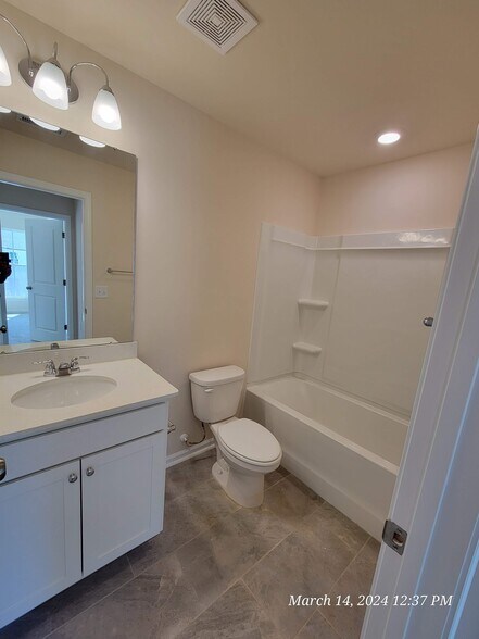 Building Photo - 424 Glen Clova Dr