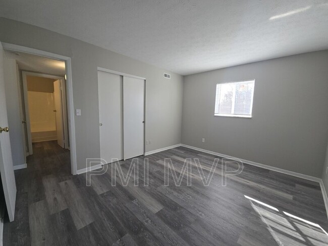 Building Photo - 834 Whitethorne Ave