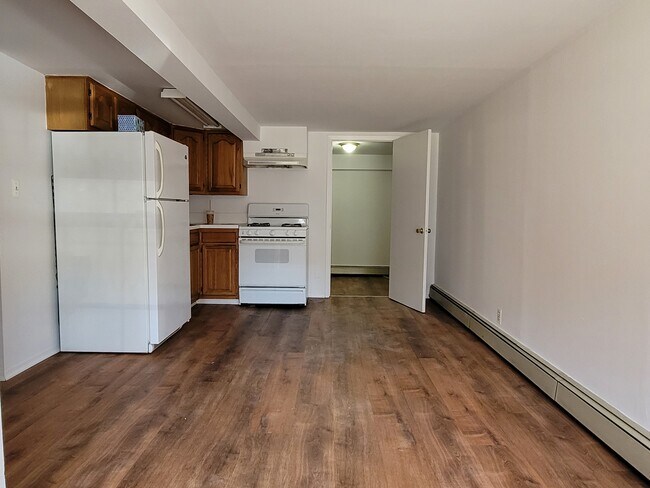 Building Photo - Ground floor apt with backyard